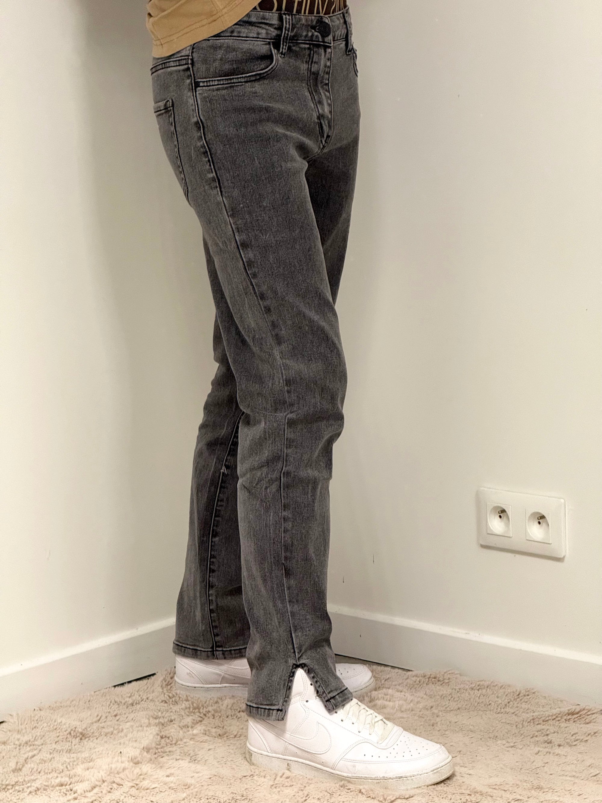 Jeans regular à ourlets fendus